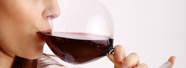 ¿Ha tomado una copa de vino? Entonces es mejor que espere para cepillarse los dientes.